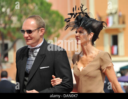 South African rugby legend François Pienaar et son épouse arrivent pour le mariage religieux du Prince Albert II avec la Princesse Charlene dans le Palais du Prince de Monaco, 02 juillet 2011. Quelques 3500 invités sont attendus pour suivre la cérémonie dans la cour principale du palais. Photo : Jochen Lübke dpa Banque D'Images