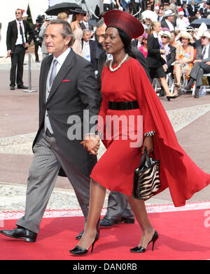 Jacky Ickx et Khadja Nin arrivent pour le mariage religieux du Prince Albert II et la Princesse Charlene dans le Palais du Prince de Monaco, 02 juillet 2011. Quelques 3500 invités sont attendus pour suivre la cérémonie dans la cour principale du palais. Photo : Albert van der Werf Banque D'Images