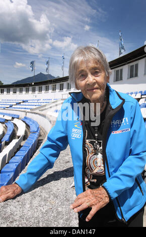 Ingeborg Woerndle est à l'intérieur de l'arène de saut à ski à Garmisch-Partenkirchen, Allemagne, 29 juin 2011. Pendant les Jeux Olympiques de 1936, le 95-year-old a travaillé comme animateur du stade. Photo : Karl-Josef Opim Banque D'Images