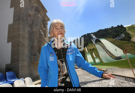 Ingeborg Woerndle est à l'intérieur de l'arène de saut à ski à Garmisch-Partenkirchen, Allemagne, 29 juin 2011. Pendant les Jeux Olympiques de 1936, le 95-year-old a travaillé comme animateur du stade. Photo : Karl-Josef Opim Banque D'Images