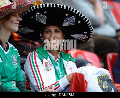 Fans de Mexico's women's national soccer team bravo pour leur équipe lors de la Coupe du Monde féminine de la Fifa 2011 match groupe Japon contre le Mexique au BayArena à Leverkusen, Allemagne, 01 juillet 2011. Photo : Revierfoto Banque D'Images