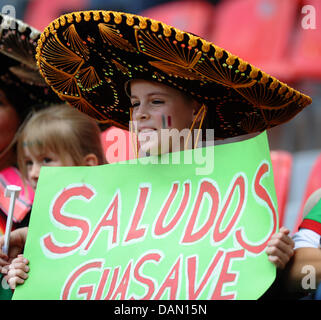 Fans de Mexico's women's national soccer team bravo pour leur équipe lors de la Coupe du Monde féminine de la Fifa 2011 match groupe Japon contre le Mexique au BayArena à Leverkusen, Allemagne, 01 juillet 2011. Photo : Revierfoto Banque D'Images