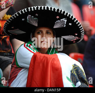 Fans de Mexico's women's national soccer team bravo pour leur équipe lors de la Coupe du Monde féminine de la Fifa 2011 match groupe Japon contre le Mexique au BayArena à Leverkusen, Allemagne, 01 juillet 2011. Photo : Revierfoto Banque D'Images