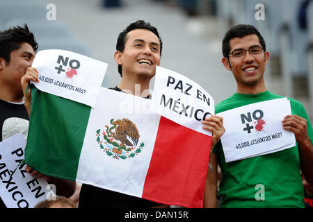 Fans de Mexico's women's national soccer team bravo pour leur équipe lors de la Coupe du Monde féminine de la Fifa 2011 match groupe Japon contre le Mexique au BayArena à Leverkusen, Allemagne, 01 juillet 2011. Photo : Revierfoto Banque D'Images