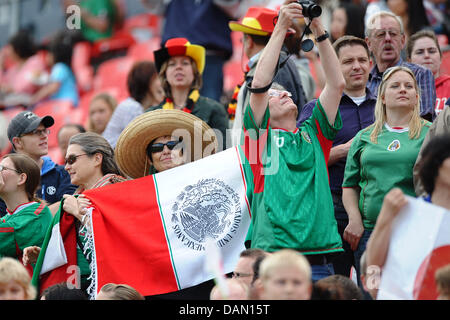 Fans de Mexico's women's national soccer team bravo pour leur équipe lors de la Coupe du Monde féminine de la Fifa 2011 match groupe Japon contre le Mexique au BayArena à Leverkusen, Allemagne, 01 juillet 2011. Photo : Revierfoto Banque D'Images