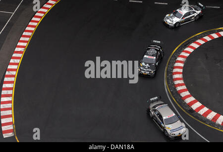 Les maîtres allemand de voitures de tourisme (DTM) Bruno Spengler pilote (Mercedes-Benz Bank AMG) Lecteurs en face du britannique Gary Paffett (Mercedes AMG Thomas Sabo) et Jamie Green (Mercedes AMG) après le début sur Nosiring à Nuremberg, Allemagne, 03 juillet 2011. Spengler a remporté la cinquième course de la German Touring Car Masters on Nosiring. Photo : David Ebener Banque D'Images