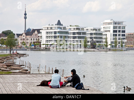 Phoenix Lake, Florian tower et centre médical en arrière-plan, l'Allemagne, en Rhénanie du Nord-Westphalie, Ruhr, Dortmund Banque D'Images