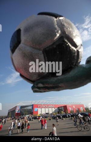 La main d'une figure est titulaire d'un ballon de soccer sur la Coface Arena, le nouveau stade du club de football de la Bundesliga 1. FSV Mainz 05, à Mainz, Allemagne, 03 juillet 2011. Le 1. FSV Mainz 05 célèbre l'ouverture officielle de la Coface Arena. Après le match d'adieu pour l'ancien gardien de Wache au vieux stade Bruchweg, une procession de ventilateur pour mars et inaugurer la nouvelle arène de la Coface. Photo Banque D'Images