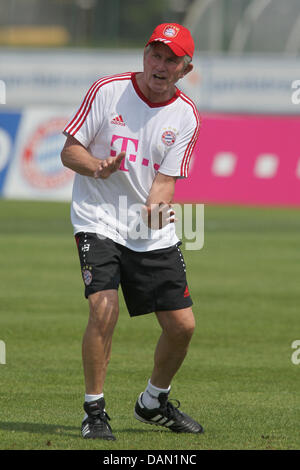 FC Bayern Munich Jupp Heynckes entraîneur en chef ordonne à ses joueurs lors d'une session pratique de la Bundesliga club's camp d'entraînement à Lac de Garde, à l'Arco, Italie, 04 juillet 2011. À partir de la soirée du 03 au 09 juillet 2011, le club de football de la Bundesliga allemande aura son camp d'entraînement à Lac de Garde. Photo : Daniel Karmann Banque D'Images