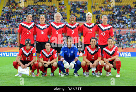 L'équipe de départ du Canada posent pour la photo de groupe avant le match du groupe A Canada contre le Nigeria de Coupe du Monde de Football Coupe du tournoi au stade Rudolf Harbig à Dresde, Allemagne, 05 juillet 2011. (Rangée arrière de gauche à droite) Melissa Tancredi , Jonelle Filigno, Kaylyn Kyle, Candace Chapman, Sophie Schmidt, Marie-Eve Nault, (première rangée, l-r) Christine Sinclair, Diana Matheson, Karina Banque D'Images