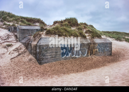 Seconde Guerre mondiale bunker sur une plage à Houvig, Danemark Banque D'Images