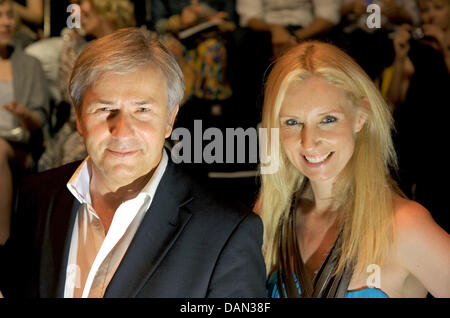 Le Conseil d'importants de Berlin, Klaus Wowereit, et Designer Jette Joop assister c'est tout montrer lors de la Mercedes-Benz Fashion Week à Berlin, Allemagne, 06 juillet 2011. La présentation de la collection printemps/été 2012 aura lieu du du 6 au 9 juillet 2011. Photo : dpa Stache Soeren/lbn  + + +(c) afp - Bildfunk + + + Banque D'Images