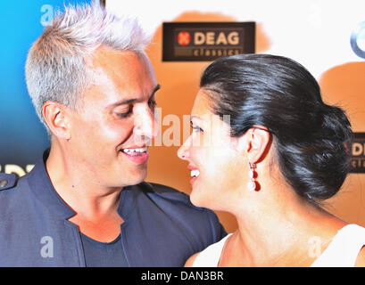 La soprano russe Anna Netrebko (R) et son mari chanteur baryton-basse uruguayen Erwin Schrott posent ensemble lors d'une conférence de presse au Ritz Hôtel Cartlon à Berlin, Allemagne, 6 juillet 2011. Netrebko et Schrott font la promotion de leur concert à la salle de concerts Waldbühne de Berlin qui aura lieu sur scène avec le ténor allemand Jonas Kaufmann le 16 août 2011. Photo : Wolfgang Kumm Banque D'Images