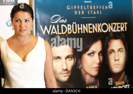 La soprano russe Anna Netrebko pose au cours d'une conférence de presse au Ritz Hôtel Cartlon à Berlin, Allemagne, 6 juillet 2011. Netrebko et Schrott font la promotion de leur concert à la salle de concerts Waldbühne de Berlin qui aura lieu sur scène avec son mari chanteur baryton-basse uruguayen Erwin Schrott et ténor allemand Jonas Kaufmann le 16 août 2011. Photo : Wolfgang Kumm Banque D'Images