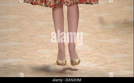 Un modèle présente une création lors de la Lena Hoschek montrer lors de la Mercedes-Benz Fashion Week à Berlin, Allemagne, 06 juillet 2011. La présentation de la collection printemps/été 2012 aura lieu du du 6 au 9 juillet 2011. Photo : Soeren Stache Banque D'Images