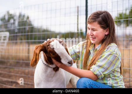 USA, Texas, jeune fille de la manipulation du marché à la ferme de chèvres Boer Banque D'Images