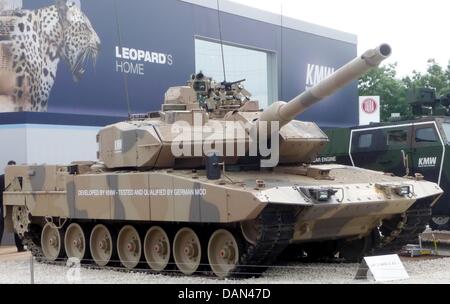 (Afp) - Un fichier document photo datée du 14 juin 2010 montre un réservoir du modèle Leopard 2 A7 + à la base de la société Krauss-Maffei Wegmann, Allemagne. Le modèle Leopard 2 A7 + est particulièrement efficace et de confiance par l'armée allemande : le réservoir a une large 3.7m 120mm canon qui peut atteindre les cibles situé 2500m du véhicule et pendant la conduite. Contoversial tra Banque D'Images