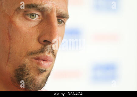 FC Bayern Munich, Franck Ribery assiste à une conférence de presse à Riva del Garda, Italie, 07 juillet 2011. Jusqu'au 09 juillet, le club de football de la Bundesliga va rester au lac de garde pour un camp d'entraînement en début de saison. Photo : Daniel Karmann Banque D'Images