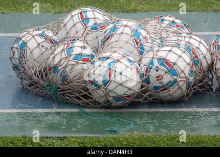 Des ballons de foot allongé près de la hauteur lors d'un FC Bayern Munich session pratique de Arco, Italie, 07 juillet 2011. Jusqu'au 09 juillet, le club de football de la Bundesliga va rester au lac de garde pour un camp d'entraînement en début de saison. Photo : Daniel Karmann Banque D'Images