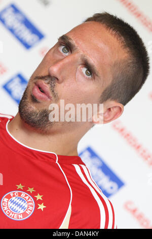 FC Bayern Munich, Franck Ribery assiste à une conférence de presse à Riva del Garda, Italie, 07 juillet 2011. Jusqu'au 09 juillet, le club de football de la Bundesliga va rester au lac de garde pour un camp d'entraînement en début de saison. Photo : Daniel Karmann Banque D'Images