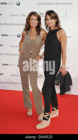 Gerit actrice (L) et l'actrice Anja Kling assister au spectacle hors site de GUIDO MARIA KRETSCHMER lors de la Mercedes-Benz Fashion Week à Berlin, Allemagne, 07 juillet 2011 à KPM - Königliche Porzellan-Manufaktur Berlin. La présentation de la collection printemps/été 2012 aura lieu du du 6 au 9 juillet 2011. Photo : Jens Kalaene dpa Banque D'Images