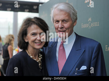 Tête de l'entreprise Anton Wolfgang Duc de Faber Castell et son épouse Mary assister à la cérémonie officielle du 250e anniversaire de la papeterie fabricant Faber-Castell à Franken hall à Nuremberg, Allemagne, 08 juillet 2011. Photo : Armin Weigel Banque D'Images