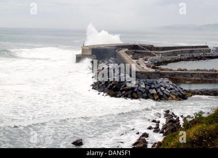 Le document/dossier - le document d'archives photo par la société Voith GmbH, en date du 27 mai 2011, montre la première vague commerciale power plant, aller en service le 8 juillet 2011, à Mutriku, Espagne. Les turbines construites précisément 'Wave' sont entraînés par la puissance des vagues et peuvent fournir de l'énergie pour 250 foyers. Photo : Voith GmbH / document / EDITORIAL UTILISEZ UNIQUEMENT Banque D'Images