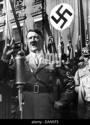 - Un fichier archive photo non datée montre le chef du parti national-socialiste Adolf Hitler, gesticulant, lors d'un discours. 66 ans après le suicide de Hitler, la ville natale de Hitler Braunau am Inn a privé le droit de résidence du dictateur et la citoyenneté d'honneur. La citoyenneté d'honneur a été accordé à Hitler en 1938. Photo : AFP Banque D'Images