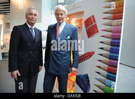 Tête de l'entreprise Anton Wolfgang Duc de Faber Castell (R) et son frère Andreas Duc de Faber Castell poser à côté d'une photo de crayons après la cérémonie officielle du 250e anniversaire de la papeterie fabricant Faber-Castell à Franken hall à Nuremberg, Allemagne, 08 juillet 2011. Photo : Armin Weigel Banque D'Images