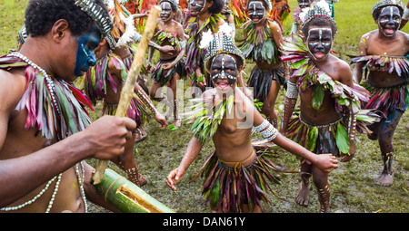 Enfants vêtus de costumes traditionnels et de la danse des feuilles à l'Goroka show en Papouasie Nouvelle Guinée. Banque D'Images