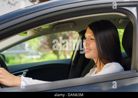 Woman driving in car Banque D'Images