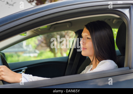 Woman driving in car Banque D'Images