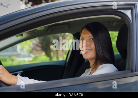 Woman driving in car Banque D'Images