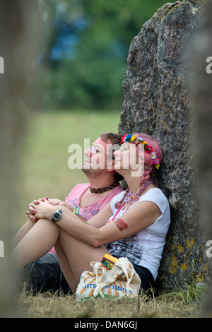 Glastonbury Festival 2013 UK - un couple relaxing at the stone circle. Banque D'Images