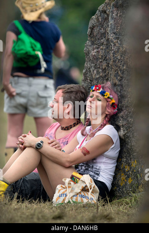 Glastonbury Festival 2013 UK - un couple relaxing at the stone circle. Banque D'Images