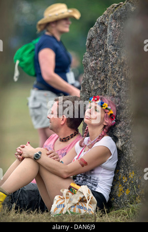 Glastonbury Festival 2013 UK - un couple relaxing at the stone circle. Banque D'Images