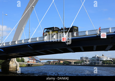 Goulosh Gasgow 'tourisme' open top bus traversant la Clyde Arc ou comme son communément connue sous le nom de pont aux Banque D'Images