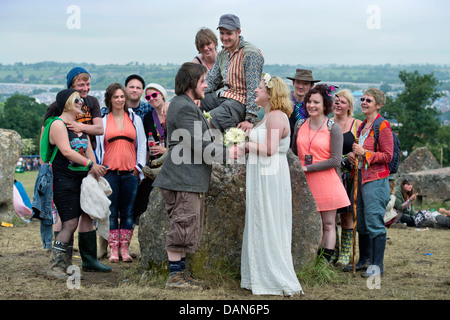 Glastonbury Festival 2013 UK - un couple bénir leur mariage dans le cercle de pierre. Banque D'Images