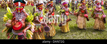 Groupe Tribal danse au festival de Goroka en Papouasie Nouvelle Guinée Banque D'Images