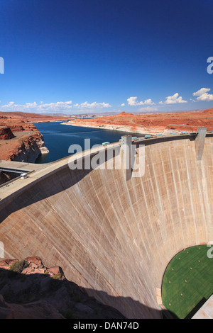 Glen Canyon Dam avec le lac Powell dans la zone rurale du désert de ...