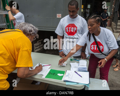 Les résidents de la subvention et Manhattanville des projets de logement dans Harlem à New York rassemblement contre la violence armée Banque D'Images