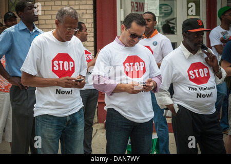 Les résidents de la subvention et Manhattanville des projets de logement dans Harlem à New York rassemblement contre la violence armée Banque D'Images