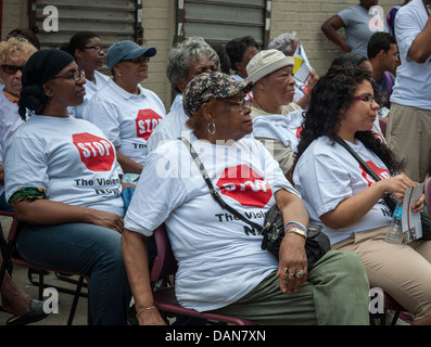 Les résidents de la subvention et Manhattanville des projets de logement dans Harlem à New York rassemblement contre la violence armée Banque D'Images