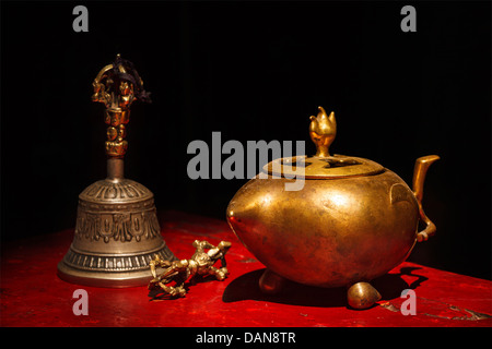 Still Life - Bouddhisme Tibétain vajra, Bell, le réservoir d'eau. Hemis gompa, Ladakh, Inde. Banque D'Images