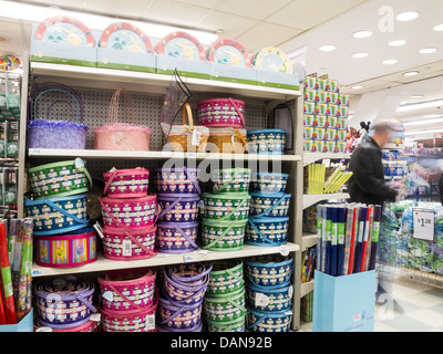 Affichage Décorations de Pâques traditionnel, Kmart, NYC Banque D'Images