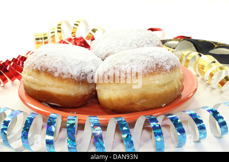 Une assiette de beignets sur un fond blanc Banque D'Images