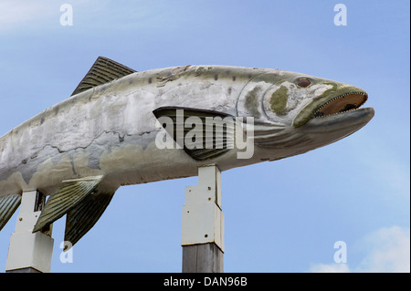 Grande sculpture de saumon pour les requins restaurant, Valdez, Alaska, USA Banque D'Images