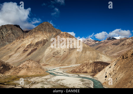 Paysage de l'himalaya dans l'Himalaya, près de Baralacha La pass. L'Himachal Pradesh, Inde Banque D'Images