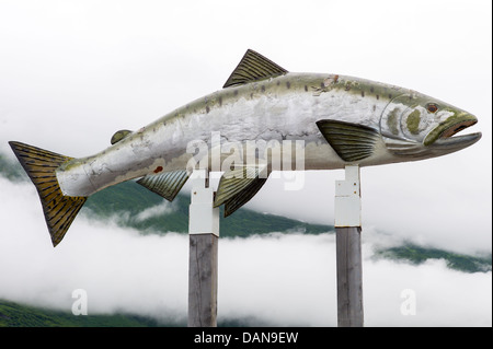 Grande sculpture de saumon pour les requins restaurant, Valdez, Alaska, USA Banque D'Images