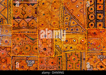 Textiles de tissus indiens colorés texture background tapis patchwork quilt. L'Inde Banque D'Images